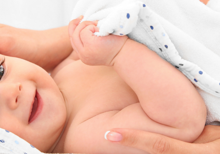 Ako kúpať novorodenca a prečo bábätku dopriavať ovsený kúpeľ>