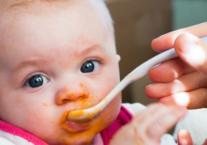 Průvodce stravováním pro děti od 6 do 12 měsíců>