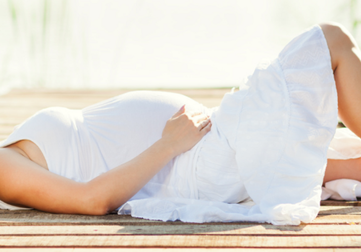 7 tipů, jak přežít parné léto v těhotenství>