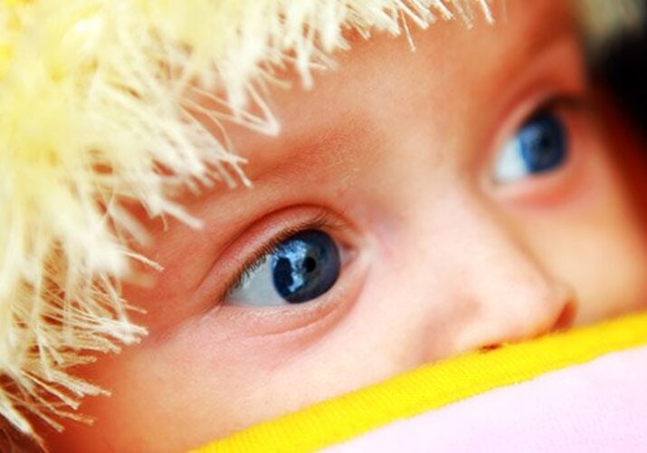 Akú farbu očí bude mať naše bábätko?>