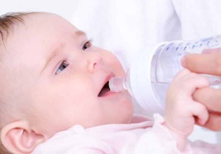 Jak naučit dítě pít čistou vodu>