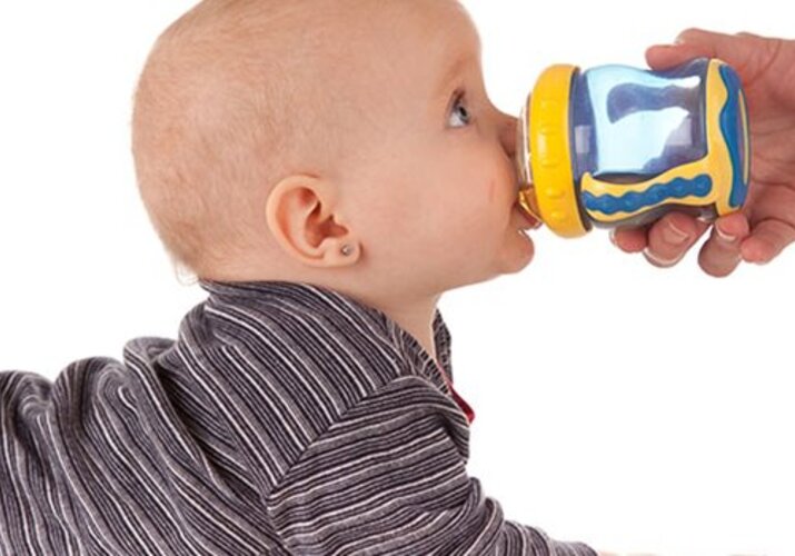 Průvodce přechodem od láhve k prvnímu hrnku - jak na to?>