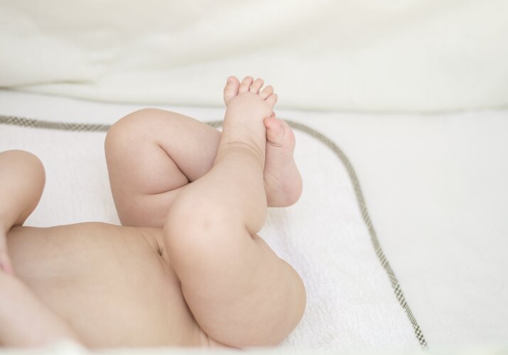 Ako správne prebaliť bábätko a ako ho držať pri oplachovaní?>