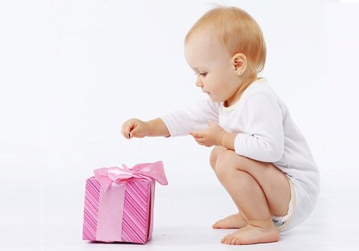 Jaký dárek koupit děťátku k prvním narozeninám?>