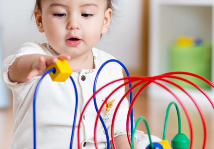 Jaké hračky jsou vhodné pro děti od 6 do 12 měsíců?>