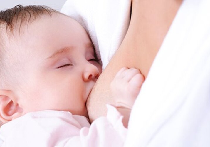 Co musíte vědět o prvním kojení?>