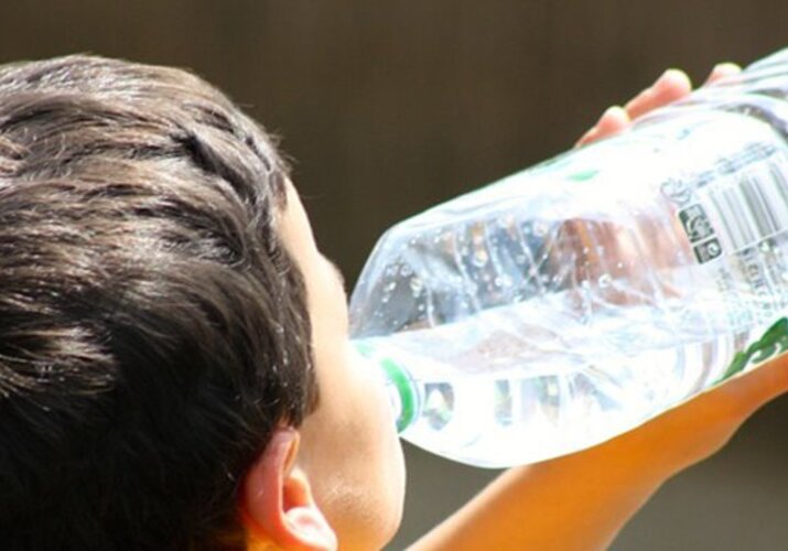 Naučte dieťa správnemu pitnému režimu: Aká voda je najvhodnejšia?>