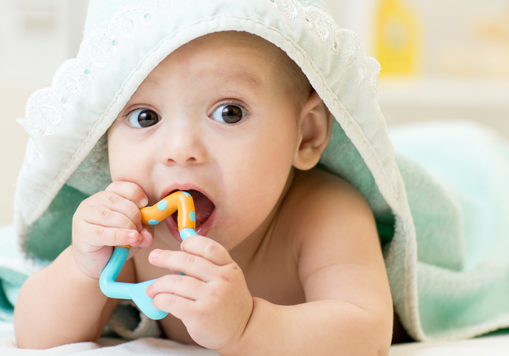 8 tipů, jak ulevit dítěti při růstu zoubků>