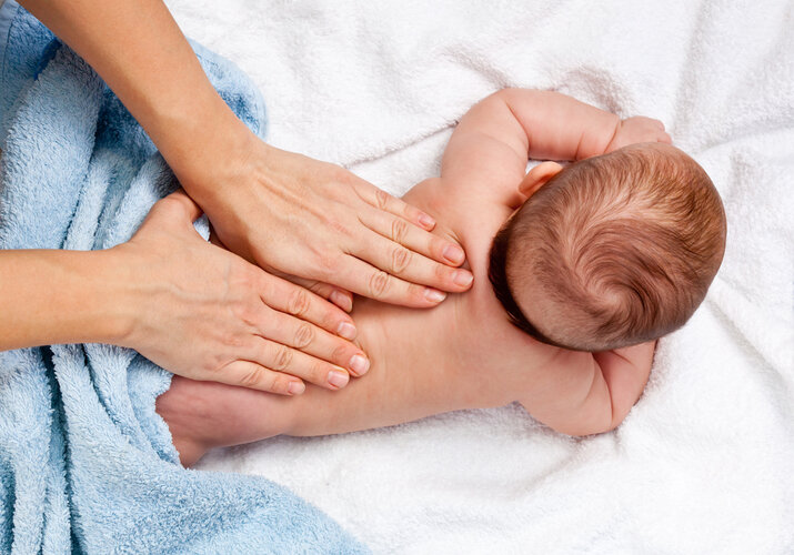 Uvoľnenie a odstránenie nepohodlia bábätka vďaka masáži>