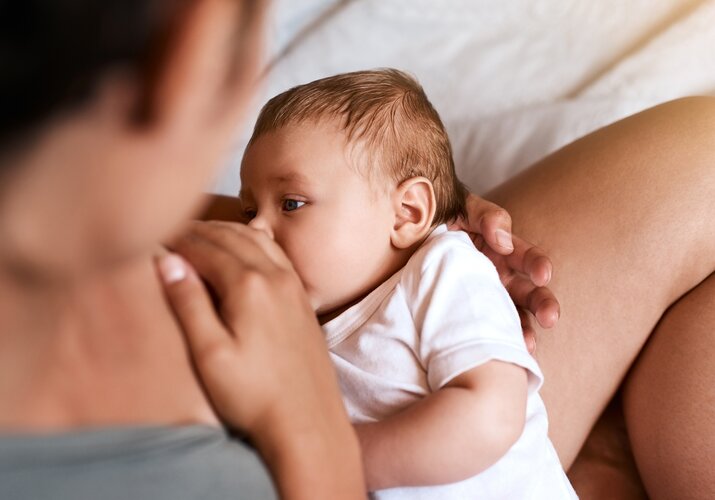 Aké sú hlavné zásady úspešného dojčenia a výhody pre dieťa aj matku?>