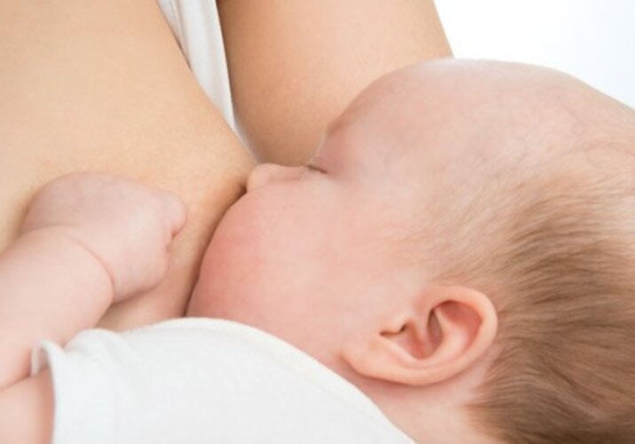 Dojčenie s implantátmi či piercingom - čo vás čaká?