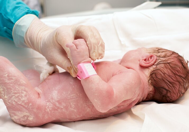Viete, ako správne ošetrovať pupok po príchode z pôrodnice?