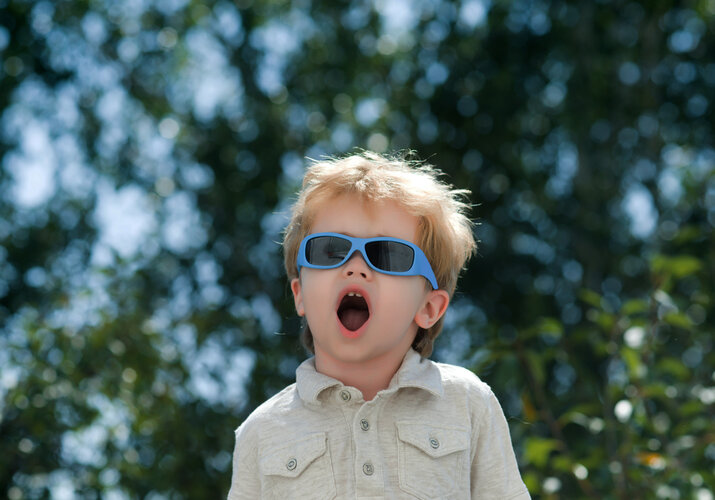 Dětské sluneční brýle: při výběru dbejte na tato kritéria!