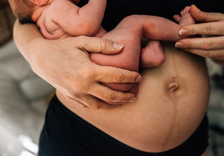 Poporodní péče o maminku: jaké hygienické pomůcky zvolit během šestinedělí?