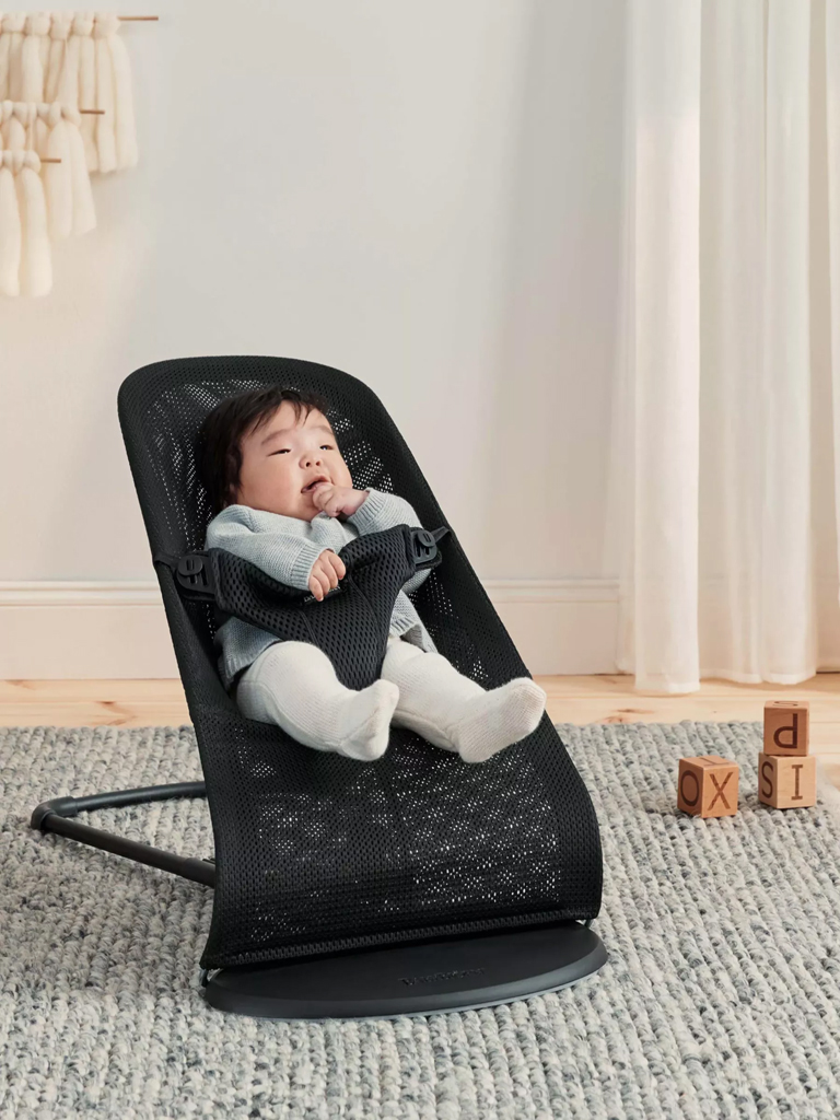 BABYBJÖRN Bliss Pihenőszék Black mesh, fekete szerkezet termék 2. képe