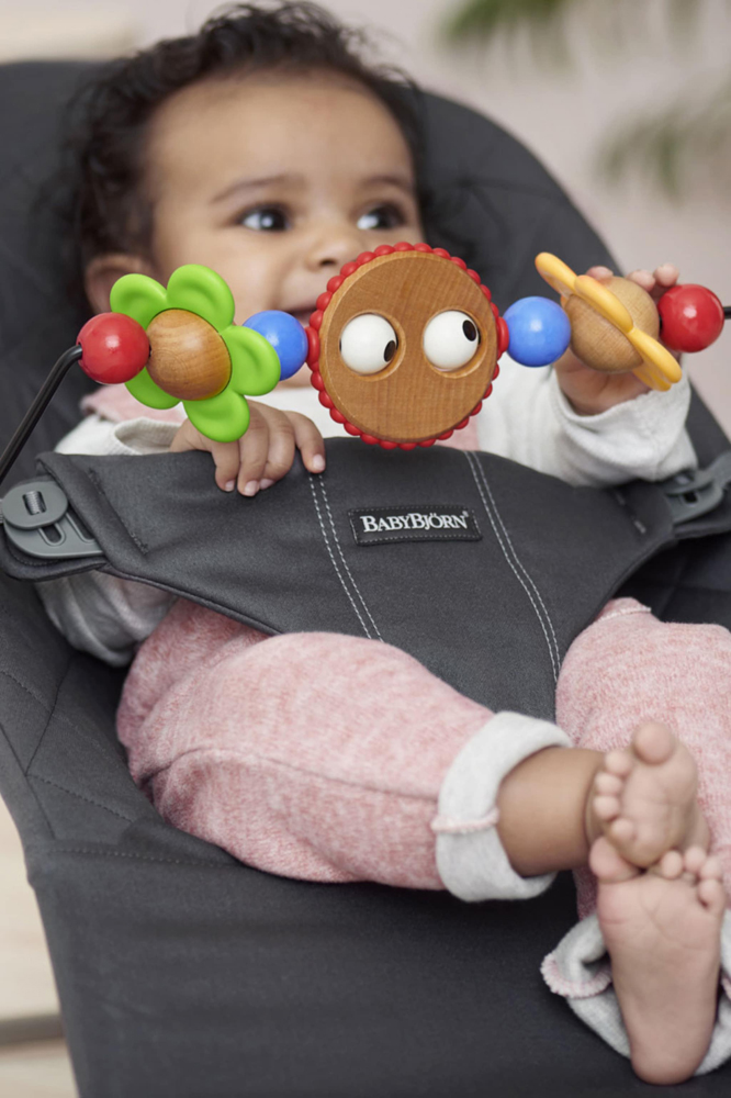 BABYBJÖRN Bliss Pamut Pihenőszék, Antracit játékkal termék 2. képe