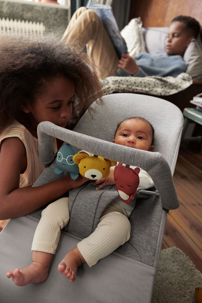 BABYBJÖRN Bliss Light Grey 3D Jersey pihenőszék Soft Friends játékkal termék 2. képe
