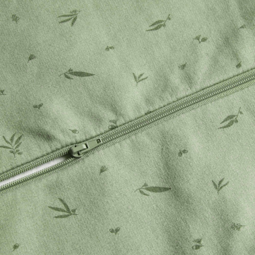 ERGOPOUCH Zavinovačka a vak na spanie 2v1 Cocoon Oatmeal Marle 6-12 m, 8-10 kg, 0,2 tog.
jednotka merania izolácie a hrejivosti spacích odevov a posteľnej bielizne.
Čím je hodnotenie TOG nižšie, tým je látka ľahšia; čím je hodnotenie
vyššie, tým je látka viac vypchatá a izolovaná.

Popis Je navrhnutá tak, aby sa dala ľahko používať a
aby sa z nej ťažko unikalo.
TOG, aby udržala dieťa v pohodlí a bezpečne zavinuté bez potreby
zložitého zavinovania od prvého dňa.
zavinovačka 0,2 TOG sa môže používať samostatne pri izbových teplotách
medzi od 24 °C + bez prikrývky v postieľke alebo
v kolíske, aby bola bezpečnou možnosťou spánku pre novorodenca alebo
dieťa.
prehriatiu a umožnilo sa úplné rozšírenie hrudníka pri dýchaní.
si môžu podľa potreby navrstviť spodnú vrstvu, aby sa dieťa zahrialo, a
riadiť sa naším praktickým izbovým teplomerom ZDARMA a príručkou, Čo si
obliecť, ktorá je súčasťou výrobku, aby mohli svoje dieťa vhodne
obliecť.

Vak Cocoon Swaddle je vyrobený a vyplnený organickou bavlnou
s certifikátom GOTS, s elastanom vo vonkajšej tkanine a bambusom
v podšívke.
reflex, a zároveň umožňuje rozťahovanie a pohyb pre zdravý rast.
Roztiahnutosť umožňuje väčšie pohodlie a dieťatku umožňuje pohybovať
rukami do polohy, v ktorej sa samo usadí vo vnútri zavinovačky.
priedušná organická bavlna a bambus sú certifikované ako netoxické,
farbené farbivami na báze vody a šetrné k pokožke novorodencov a pokožke
so sklonom k výskytu ekzémov.
dieťaťa a praktické cvočky na ramená umožňujú premeniť Cocoon zo
zavinovačky s rukami na spací vak s rukami, keď dieťa vykazuje známky
prevracania.
dyspláziu bedrového kĺbu ako zdravý pre bedrá a podporuje správny vývoj
bedrových a ramenných kĺbov.
jednoduchú výmenu plienky počas spánku s minimálnym narušením.

Vak Cocoon Swaddle Bag spĺňa všetky bezpečnostné normy v Austrálii a
na Novom Zélande a je preskúmaný Asociáciou pre ekzémy v Austrálii ako
výrobok šetrný k pokožke.

Vlastnosti:


	organická bavlna s certifikátom GOTS

	priedušné prírodné vlákna

	super elastický

	zvonovitá spodná časť

	premena na spací vak

	udržuje dieťa v pohodlí

	hodnotenie TOG pre teplo

	zapínanie na zips

	dvojcestný zips

	certifikovaná netoxickosť

	vhodné na kŕmenie

	nie sú potrebné žiadne prikrývky

	možno prať v práčke


Zavinovačku a vak 2v1 položte na rovný, nízky povrch s rozopnutým
zipsom a zatvorenými ramennými cvočkami.
vak 2v1 .
dieťaťa v požadovanej polohe (po bokoch alebo na hrudníku).
vymeniť plienku alebo ochladiť dieťa, rozopnite zips zo spodnej časti
zavinovačky_vaku, aby ste uvoľnili nožičky a spodnú časť trupu.
skončení sa zips opäť zatvorí.
vrstvu.
známky prevracania, uvoľnite ruky rozopnutím cvočkov na ramenách.
Odporúčame to robiť postupne po jednom ramene počas niekoľkých dní.
chcete získať názorný návod, ako to všetko prebieha, pozrite si naše
video Ako sa zavinuje.



Ak sa vášmu novorodencovi nepáči zavinutie, je bezpečné spať
v zavinovačke_vaku od začiatku s vystretými rukami.
bábätko v bezpečnom prostredí na spanie.

Materiály: Vonkajší materiál: 95% organická bavlna / 5%
elastan Vnútorný materiál: 95% bambusová viskóza / 5% elastan Výplň: 100%
organická bavlna

Starostlivosť: Jemné pranie v studenej práčke v jemnom
pracom prostriedku.
úrovni.

Značka ergoPouch je austrálska spoločnosť, ktorá
navrhuje a vyrába zavinovačky, spacie vaky, overaly pre deti.
bola založená v roku 2009 nevyspatou mamou Alinou Sack.
ktorý si sama ušila, zmizol problém s prebdenými nocami.
podporiť ďalšie mamičky v boji za zdravý spánok a vývoj bábätiek.
Všetky produkty značky ergoPouch sú vyrobené z prírodných, priedušných
vlákien, ako je organická bavlna a bambus.
ktoré umožňujú zdravý vývoj a rast dieťaťa.
uznané Medzinárodným inštitútom pre dyspláziu bedrového kĺbu ako produkt
„zdravý pre boky“.
ročné obdobie.
spoločnosti sa predávajú po celom svete.

Upozornenie : Uchovávajte mimo dosahu tepla a otvoreného ohňa.
bezpečnejší spánok nepoužívajte pri spaní s dieťaťom zavinovačky ani
spacie vaky.
Pokyny na obliekanie sú len orientačné.
ako je choroba, klimatizácia