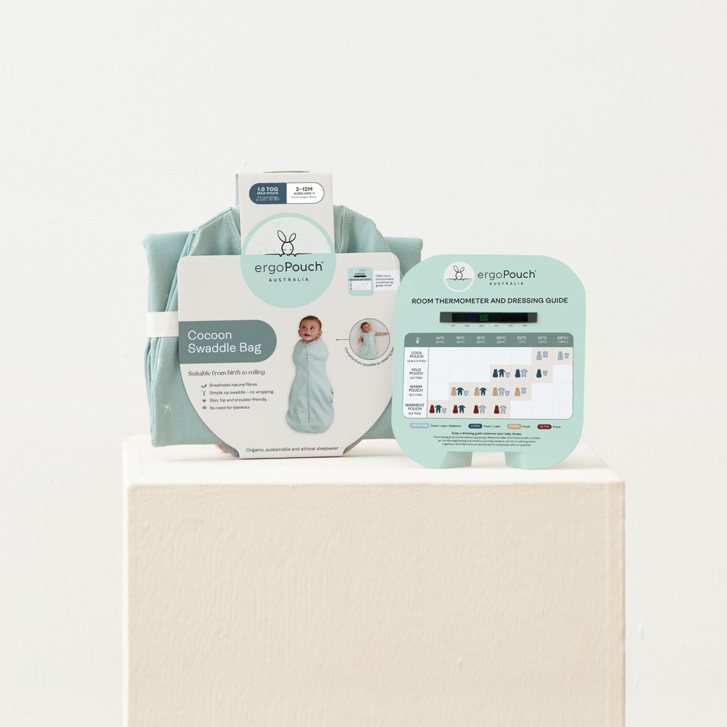 ERGOPOUCH Zavinovačka a vak na spanie 2v1 Cocoon Oatmeal Marle 6-12 m, 8-10 kg, 0,2 tog.
jednotka merania izolácie a hrejivosti spacích odevov a posteľnej bielizne.
Čím je hodnotenie TOG nižšie, tým je látka ľahšia; čím je hodnotenie
vyššie, tým je látka viac vypchatá a izolovaná.

Popis Je navrhnutá tak, aby sa dala ľahko používať a
aby sa z nej ťažko unikalo.
TOG, aby udržala dieťa v pohodlí a bezpečne zavinuté bez potreby
zložitého zavinovania od prvého dňa.
zavinovačka 0,2 TOG sa môže používať samostatne pri izbových teplotách
medzi od 24 °C + bez prikrývky v postieľke alebo
v kolíske, aby bola bezpečnou možnosťou spánku pre novorodenca alebo
dieťa.
prehriatiu a umožnilo sa úplné rozšírenie hrudníka pri dýchaní.
si môžu podľa potreby navrstviť spodnú vrstvu, aby sa dieťa zahrialo, a
riadiť sa naším praktickým izbovým teplomerom ZDARMA a príručkou, Čo si
obliecť, ktorá je súčasťou výrobku, aby mohli svoje dieťa vhodne
obliecť.

Vak Cocoon Swaddle je vyrobený a vyplnený organickou bavlnou
s certifikátom GOTS, s elastanom vo vonkajšej tkanine a bambusom
v podšívke.
reflex, a zároveň umožňuje rozťahovanie a pohyb pre zdravý rast.
Roztiahnutosť umožňuje väčšie pohodlie a dieťatku umožňuje pohybovať
rukami do polohy, v ktorej sa samo usadí vo vnútri zavinovačky.
priedušná organická bavlna a bambus sú certifikované ako netoxické,
farbené farbivami na báze vody a šetrné k pokožke novorodencov a pokožke
so sklonom k výskytu ekzémov.
dieťaťa a praktické cvočky na ramená umožňujú premeniť Cocoon zo
zavinovačky s rukami na spací vak s rukami, keď dieťa vykazuje známky
prevracania.
dyspláziu bedrového kĺbu ako zdravý pre bedrá a podporuje správny vývoj
bedrových a ramenných kĺbov.
jednoduchú výmenu plienky počas spánku s minimálnym narušením.

Vak Cocoon Swaddle Bag spĺňa všetky bezpečnostné normy v Austrálii a
na Novom Zélande a je preskúmaný Asociáciou pre ekzémy v Austrálii ako
výrobok šetrný k pokožke.

Vlastnosti:


	organická bavlna s certifikátom GOTS

	priedušné prírodné vlákna

	super elastický

	zvonovitá spodná časť

	premena na spací vak

	udržuje dieťa v pohodlí

	hodnotenie TOG pre teplo

	zapínanie na zips

	dvojcestný zips

	certifikovaná netoxickosť

	vhodné na kŕmenie

	nie sú potrebné žiadne prikrývky

	možno prať v práčke


Zavinovačku a vak 2v1 položte na rovný, nízky povrch s rozopnutým
zipsom a zatvorenými ramennými cvočkami.
vak 2v1 .
dieťaťa v požadovanej polohe (po bokoch alebo na hrudníku).
vymeniť plienku alebo ochladiť dieťa, rozopnite zips zo spodnej časti
zavinovačky_vaku, aby ste uvoľnili nožičky a spodnú časť trupu.
skončení sa zips opäť zatvorí.
vrstvu.
známky prevracania, uvoľnite ruky rozopnutím cvočkov na ramenách.
Odporúčame to robiť postupne po jednom ramene počas niekoľkých dní.
chcete získať názorný návod, ako to všetko prebieha, pozrite si naše
video Ako sa zavinuje.



Ak sa vášmu novorodencovi nepáči zavinutie, je bezpečné spať
v zavinovačke_vaku od začiatku s vystretými rukami.
bábätko v bezpečnom prostredí na spanie.

Materiály: Vonkajší materiál: 95% organická bavlna / 5%
elastan Vnútorný materiál: 95% bambusová viskóza / 5% elastan Výplň: 100%
organická bavlna

Starostlivosť: Jemné pranie v studenej práčke v jemnom
pracom prostriedku.
úrovni.

Značka ergoPouch je austrálska spoločnosť, ktorá
navrhuje a vyrába zavinovačky, spacie vaky, overaly pre deti.
bola založená v roku 2009 nevyspatou mamou Alinou Sack.
ktorý si sama ušila, zmizol problém s prebdenými nocami.
podporiť ďalšie mamičky v boji za zdravý spánok a vývoj bábätiek.
Všetky produkty značky ergoPouch sú vyrobené z prírodných, priedušných
vlákien, ako je organická bavlna a bambus.
ktoré umožňujú zdravý vývoj a rast dieťaťa.
uznané Medzinárodným inštitútom pre dyspláziu bedrového kĺbu ako produkt
„zdravý pre boky“.
ročné obdobie.
spoločnosti sa predávajú po celom svete.

Upozornenie : Uchovávajte mimo dosahu tepla a otvoreného ohňa.
bezpečnejší spánok nepoužívajte pri spaní s dieťaťom zavinovačky ani
spacie vaky.
Pokyny na obliekanie sú len orientačné.
ako je choroba, klimatizácia