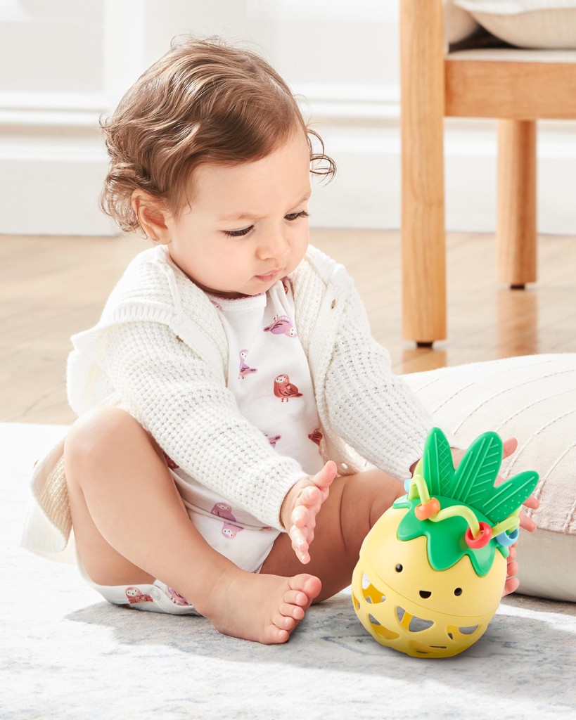 SKIP HOP Chrastítko Farmstand Roll-Around Ananász 3m+ termék 2. képe