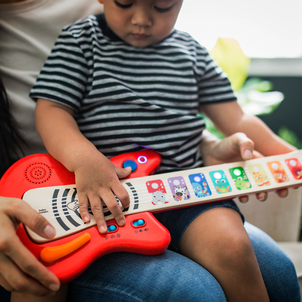 BABY EINSTEIN Fa játék zenélő gitár Together in Tune Guitar™ Connected Magic Touch™ HAPE 6m+ termék 2. képe