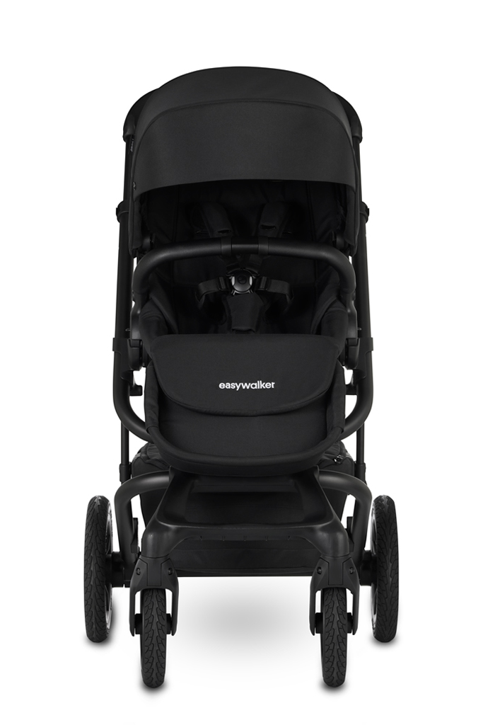 EASYWALKER Kočík kombinovaný Jimmey 2v1 Pepper Black LITE AIR.

Sme naozaj hrdí na to, že Vám môžeme predstaviť kočík, ktorý má
doslova všetko.
s Jimmeym.
ľahko ovládateľný a vhodný pre akékoľvek počasie.
kráčate v polovici leta alebo v zime v snehu, každá prechádzka
s Jimmeym je zábava.

 Kúpou
kočíka Easywalker získate celoživotnú záruku! !

 Záruku získate pri registrácii produktu na portáli Easywalker.
Registráciu je nutné uskutočniť do 6 mesiacov od jeho kúpy. 

Vlastnosti:


	čisté línie a elegantný vzhľad

	pohodlné, mäkké polstrované sedenie

	nosnosť športovej časti až do 22kg

	športovú časť možno nasadiť v smere aj proti
	smeru jazdy

	extra veľká strieška so sieťkou (UPF 50) a slnečnou clonou a vetraním
	pre všetky poveternostné podmienky

	striešku možno jednoducho nastaviť podľa aktuálních potrieb a
	poveternosnostných podmienok, žiadne zložité stláčanie gombíkov

	5bodový bezpečnosný pás s magnetickou sponou

	jednoduché skladanie a rozloženie kočíka

	možnosť zložiť konštrukciu spolu s nasadenou
	športovou časťou

	opierku chrbta možno jednoducho polohovať až do
	úplného ľahu

	opierka nôh je extra dlhá a tiež ju možné
	polohovať

	veľký, uzatvárateľný spodný košík s rukoväťami, ktorý sa môže
	ľahko pripnúť a odopúť od kočíka, čo vám umožní použiť spodný
	košík aj na nákup

	tkaniny sú vyrobné s recyklovaných PET fliaš

	gumové kolesá odolné voči prepichnutiu s odpružením a
	vlastnosťami, ktoré pripomínajú nafukovacie kolieska

	súčasťou sú tiež nafukovacie kolesá vhodné do
	akéhokoľvek terénu

	predné kolieska s možnoťou aretácie, majú tiež pre vylepšené
	použitie systém „memory lock“, čiže kolieska sa jednoducho uzamknú
	v akejkoľvek pozícii

	vďaka vysoko položenej športovej časti, je Jimmey ideálny aj pre
	každého vysokého rodiča

	veľkou výhodou je tiež teleskopická rukoväť bez obmedzení, je len na
	vás akú výšku práve potrebujete, Easywalker pre vás vyrobil „rukoväť
	na mieru“

	jedinečný systém doplnkov na madle

	možnosť tiež dokúpiť výškové adaptéry, adaptéry k autosedačke a
	takisto rôzne príslušenstvo


Easywalker je značka, ktorú ste si mnohí obľúbili a my sme vám
vďační za vašu priazeň.
budúcnosti našej planéty.
pre budúce generácie.
prispieť k jej prosperite a udržateľnosti.

Vďaka vysokokvalitným materiálom a modernému dizajnu našich produktov,
Vám naše produkty vydržia celý život.
k zavedeniu celoživotnej záruky.
berie udržateľnosť o krok ďalej: Poťah matraca je vyrobený z trvalo
udržateľných tkanín TencelTM.
použiť ako na športovej časti, tak aj na hlbokej vaničke kočíka.

Technické parametry:


	výška rukoväte: 99 – 113 cm

	hmotnosť konštrukcie: 8,8 kg

	hmotnosť sedačky: 4,15 kg

	rozmery rozločeného kočíka (so športovou časťou):
	96 × 61 × 113 cm

	rozmery rozloženého kočíka (s vaničkou): 96 × 61 × 118 cm

	rozmery po zložení: 78 × 61 × 32 cm

	rozmery po zložení so športovou časťou: 85 × 61 × 40 cm


Hlboká vanička Easywalker Jimmey zaistí vášmu dieťaťu
pohodlnú jazdu bez ohľadu na počasie.
rám kočíka Jimmey.
Súčasťou je tiež antirefluxný systém na vaničke, pričom je extra
jednoduché ho použiť.

Na povrchu matraca je Tencel TM.
prírodné, je extrahované zo surovín rostlinného pôvodu.
vlákien je osvedčený a je mimoriadne šetrný k životnému prostrediu
vďaka systému uzavretej slučky.

Tencel TM má tieto základné vlastnosti:


	Prírodný termoregulátor: chladný a suchý pocit
	termoregulácie, ktorý vytvára, poskytuje výslovne upokojujúci pocit
	na koži.

	Priateľský k pokožke: tencel TM vyniká hlavne pre
	svoju mäkkosť.

	Vysoko priedušný: prúdenie vzduchu dovnútra a von
	zabráni zadržiavaniu tepla.

	Vysoko kvalitný: jeho jedinečné fyzikálne vlastnosti
	vedú k jeho vysokej odolnosti.

	Nízky rast baktérií: vlhkosť sa okamžite prepravuje do
	vnútra vlákna a tým zabraňuje rastu baktérií.


XL slnečnú striešku, ktorú je nutné dokúpiť zvlášť, možno
používať v niekoľkých polohách a vnútro je vybavené mäkkým
polstrovaním, ktoré sa ľahko čistí.

Hlboká vanička je vhodná pre deti do 9kg

Rozmery:


	Rozmery vonkajšie: 83 × 46 cm

	Rozmery vnútorné: 80 × 34 cm

	Rozmery matraca: 79 × 34 × 3 cm


Kočík je s pomocou adaptérov kompatibilný s autosedačkami
rôznych značiek.
adaptérmi nájdete tu

Príslušenstvo na dokúpenie:


	set výškových adaptérov ku kočíku
	Harvey/Jimmey

	set adaptérov na autosedačku ku kočíku
	Harvey/Jimmey

	moskytiéra na vaničku
	Jimmey/Harvey5/Roc­key

	moskytiéra na športovú časť
	Jimmey/Harvey5

	pláštenka na športovú časť
	Jimmey

	t