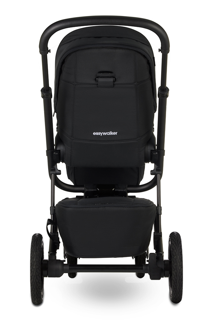 EASYWALKER Kočík kombinovaný Jimmey 2v1 Pepper Black LITE AIR.

Sme naozaj hrdí na to, že Vám môžeme predstaviť kočík, ktorý má
doslova všetko.
s Jimmeym.
ľahko ovládateľný a vhodný pre akékoľvek počasie.
kráčate v polovici leta alebo v zime v snehu, každá prechádzka
s Jimmeym je zábava.

 Kúpou
kočíka Easywalker získate celoživotnú záruku! !

 Záruku získate pri registrácii produktu na portáli Easywalker.
Registráciu je nutné uskutočniť do 6 mesiacov od jeho kúpy. 

Vlastnosti:


	čisté línie a elegantný vzhľad

	pohodlné, mäkké polstrované sedenie

	nosnosť športovej časti až do 22kg

	športovú časť možno nasadiť v smere aj proti
	smeru jazdy

	extra veľká strieška so sieťkou (UPF 50) a slnečnou clonou a vetraním
	pre všetky poveternostné podmienky

	striešku možno jednoducho nastaviť podľa aktuálních potrieb a
	poveternosnostných podmienok, žiadne zložité stláčanie gombíkov

	5bodový bezpečnosný pás s magnetickou sponou

	jednoduché skladanie a rozloženie kočíka

	možnosť zložiť konštrukciu spolu s nasadenou
	športovou časťou

	opierku chrbta možno jednoducho polohovať až do
	úplného ľahu

	opierka nôh je extra dlhá a tiež ju možné
	polohovať

	veľký, uzatvárateľný spodný košík s rukoväťami, ktorý sa môže
	ľahko pripnúť a odopúť od kočíka, čo vám umožní použiť spodný
	košík aj na nákup

	tkaniny sú vyrobné s recyklovaných PET fliaš

	gumové kolesá odolné voči prepichnutiu s odpružením a
	vlastnosťami, ktoré pripomínajú nafukovacie kolieska

	súčasťou sú tiež nafukovacie kolesá vhodné do
	akéhokoľvek terénu

	predné kolieska s možnoťou aretácie, majú tiež pre vylepšené
	použitie systém „memory lock“, čiže kolieska sa jednoducho uzamknú
	v akejkoľvek pozícii

	vďaka vysoko položenej športovej časti, je Jimmey ideálny aj pre
	každého vysokého rodiča

	veľkou výhodou je tiež teleskopická rukoväť bez obmedzení, je len na
	vás akú výšku práve potrebujete, Easywalker pre vás vyrobil „rukoväť
	na mieru“

	jedinečný systém doplnkov na madle

	možnosť tiež dokúpiť výškové adaptéry, adaptéry k autosedačke a
	takisto rôzne príslušenstvo


Easywalker je značka, ktorú ste si mnohí obľúbili a my sme vám
vďační za vašu priazeň.
budúcnosti našej planéty.
pre budúce generácie.
prispieť k jej prosperite a udržateľnosti.

Vďaka vysokokvalitným materiálom a modernému dizajnu našich produktov,
Vám naše produkty vydržia celý život.
k zavedeniu celoživotnej záruky.
berie udržateľnosť o krok ďalej: Poťah matraca je vyrobený z trvalo
udržateľných tkanín TencelTM.
použiť ako na športovej časti, tak aj na hlbokej vaničke kočíka.

Technické parametry:


	výška rukoväte: 99 – 113 cm

	hmotnosť konštrukcie: 8,8 kg

	hmotnosť sedačky: 4,15 kg

	rozmery rozločeného kočíka (so športovou časťou):
	96 × 61 × 113 cm

	rozmery rozloženého kočíka (s vaničkou): 96 × 61 × 118 cm

	rozmery po zložení: 78 × 61 × 32 cm

	rozmery po zložení so športovou časťou: 85 × 61 × 40 cm


Hlboká vanička Easywalker Jimmey zaistí vášmu dieťaťu
pohodlnú jazdu bez ohľadu na počasie.
rám kočíka Jimmey.
Súčasťou je tiež antirefluxný systém na vaničke, pričom je extra
jednoduché ho použiť.

Na povrchu matraca je Tencel TM.
prírodné, je extrahované zo surovín rostlinného pôvodu.
vlákien je osvedčený a je mimoriadne šetrný k životnému prostrediu
vďaka systému uzavretej slučky.

Tencel TM má tieto základné vlastnosti:


	Prírodný termoregulátor: chladný a suchý pocit
	termoregulácie, ktorý vytvára, poskytuje výslovne upokojujúci pocit
	na koži.

	Priateľský k pokožke: tencel TM vyniká hlavne pre
	svoju mäkkosť.

	Vysoko priedušný: prúdenie vzduchu dovnútra a von
	zabráni zadržiavaniu tepla.

	Vysoko kvalitný: jeho jedinečné fyzikálne vlastnosti
	vedú k jeho vysokej odolnosti.

	Nízky rast baktérií: vlhkosť sa okamžite prepravuje do
	vnútra vlákna a tým zabraňuje rastu baktérií.


XL slnečnú striešku, ktorú je nutné dokúpiť zvlášť, možno
používať v niekoľkých polohách a vnútro je vybavené mäkkým
polstrovaním, ktoré sa ľahko čistí.

Hlboká vanička je vhodná pre deti do 9kg

Rozmery:


	Rozmery vonkajšie: 83 × 46 cm

	Rozmery vnútorné: 80 × 34 cm

	Rozmery matraca: 79 × 34 × 3 cm


Kočík je s pomocou adaptérov kompatibilný s autosedačkami
rôznych značiek.
adaptérmi nájdete tu

Príslušenstvo na dokúpenie:


	set výškových adaptérov ku kočíku
	Harvey/Jimmey

	set adaptérov na autosedačku ku kočíku
	Harvey/Jimmey

	moskytiéra na vaničku
	Jimmey/Harvey5/Roc­key

	moskytiéra na športovú časť
	Jimmey/Harvey5

	pláštenka na športovú časť
	Jimmey

	t