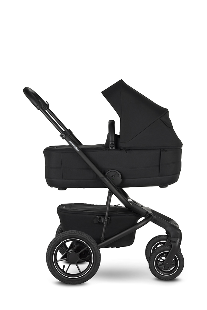 EASYWALKER Kočík kombinovaný Jimmey 2v1 Pepper Black LITE AIR.

Sme naozaj hrdí na to, že Vám môžeme predstaviť kočík, ktorý má
doslova všetko.
s Jimmeym.
ľahko ovládateľný a vhodný pre akékoľvek počasie.
kráčate v polovici leta alebo v zime v snehu, každá prechádzka
s Jimmeym je zábava.

 Kúpou
kočíka Easywalker získate celoživotnú záruku! !

 Záruku získate pri registrácii produktu na portáli Easywalker.
Registráciu je nutné uskutočniť do 6 mesiacov od jeho kúpy. 

Vlastnosti:


	čisté línie a elegantný vzhľad

	pohodlné, mäkké polstrované sedenie

	nosnosť športovej časti až do 22kg

	športovú časť možno nasadiť v smere aj proti
	smeru jazdy

	extra veľká strieška so sieťkou (UPF 50) a slnečnou clonou a vetraním
	pre všetky poveternostné podmienky

	striešku možno jednoducho nastaviť podľa aktuálních potrieb a
	poveternosnostných podmienok, žiadne zložité stláčanie gombíkov

	5bodový bezpečnosný pás s magnetickou sponou

	jednoduché skladanie a rozloženie kočíka

	možnosť zložiť konštrukciu spolu s nasadenou
	športovou časťou

	opierku chrbta možno jednoducho polohovať až do
	úplného ľahu

	opierka nôh je extra dlhá a tiež ju možné
	polohovať

	veľký, uzatvárateľný spodný košík s rukoväťami, ktorý sa môže
	ľahko pripnúť a odopúť od kočíka, čo vám umožní použiť spodný
	košík aj na nákup

	tkaniny sú vyrobné s recyklovaných PET fliaš

	gumové kolesá odolné voči prepichnutiu s odpružením a
	vlastnosťami, ktoré pripomínajú nafukovacie kolieska

	súčasťou sú tiež nafukovacie kolesá vhodné do
	akéhokoľvek terénu

	predné kolieska s možnoťou aretácie, majú tiež pre vylepšené
	použitie systém „memory lock“, čiže kolieska sa jednoducho uzamknú
	v akejkoľvek pozícii

	vďaka vysoko položenej športovej časti, je Jimmey ideálny aj pre
	každého vysokého rodiča

	veľkou výhodou je tiež teleskopická rukoväť bez obmedzení, je len na
	vás akú výšku práve potrebujete, Easywalker pre vás vyrobil „rukoväť
	na mieru“

	jedinečný systém doplnkov na madle

	možnosť tiež dokúpiť výškové adaptéry, adaptéry k autosedačke a
	takisto rôzne príslušenstvo


Easywalker je značka, ktorú ste si mnohí obľúbili a my sme vám
vďační za vašu priazeň.
budúcnosti našej planéty.
pre budúce generácie.
prispieť k jej prosperite a udržateľnosti.

Vďaka vysokokvalitným materiálom a modernému dizajnu našich produktov,
Vám naše produkty vydržia celý život.
k zavedeniu celoživotnej záruky.
berie udržateľnosť o krok ďalej: Poťah matraca je vyrobený z trvalo
udržateľných tkanín TencelTM.
použiť ako na športovej časti, tak aj na hlbokej vaničke kočíka.

Technické parametry:


	výška rukoväte: 99 – 113 cm

	hmotnosť konštrukcie: 8,8 kg

	hmotnosť sedačky: 4,15 kg

	rozmery rozločeného kočíka (so športovou časťou):
	96 × 61 × 113 cm

	rozmery rozloženého kočíka (s vaničkou): 96 × 61 × 118 cm

	rozmery po zložení: 78 × 61 × 32 cm

	rozmery po zložení so športovou časťou: 85 × 61 × 40 cm


Hlboká vanička Easywalker Jimmey zaistí vášmu dieťaťu
pohodlnú jazdu bez ohľadu na počasie.
rám kočíka Jimmey.
Súčasťou je tiež antirefluxný systém na vaničke, pričom je extra
jednoduché ho použiť.

Na povrchu matraca je Tencel TM.
prírodné, je extrahované zo surovín rostlinného pôvodu.
vlákien je osvedčený a je mimoriadne šetrný k životnému prostrediu
vďaka systému uzavretej slučky.

Tencel TM má tieto základné vlastnosti:


	Prírodný termoregulátor: chladný a suchý pocit
	termoregulácie, ktorý vytvára, poskytuje výslovne upokojujúci pocit
	na koži.

	Priateľský k pokožke: tencel TM vyniká hlavne pre
	svoju mäkkosť.

	Vysoko priedušný: prúdenie vzduchu dovnútra a von
	zabráni zadržiavaniu tepla.

	Vysoko kvalitný: jeho jedinečné fyzikálne vlastnosti
	vedú k jeho vysokej odolnosti.

	Nízky rast baktérií: vlhkosť sa okamžite prepravuje do
	vnútra vlákna a tým zabraňuje rastu baktérií.


XL slnečnú striešku, ktorú je nutné dokúpiť zvlášť, možno
používať v niekoľkých polohách a vnútro je vybavené mäkkým
polstrovaním, ktoré sa ľahko čistí.

Hlboká vanička je vhodná pre deti do 9kg

Rozmery:


	Rozmery vonkajšie: 83 × 46 cm

	Rozmery vnútorné: 80 × 34 cm

	Rozmery matraca: 79 × 34 × 3 cm


Kočík je s pomocou adaptérov kompatibilný s autosedačkami
rôznych značiek.
adaptérmi nájdete tu

Príslušenstvo na dokúpenie:


	set výškových adaptérov ku kočíku
	Harvey/Jimmey

	set adaptérov na autosedačku ku kočíku
	Harvey/Jimmey

	moskytiéra na vaničku
	Jimmey/Harvey5/Roc­key

	moskytiéra na športovú časť
	Jimmey/Harvey5

	pláštenka na športovú časť
	Jimmey

	t