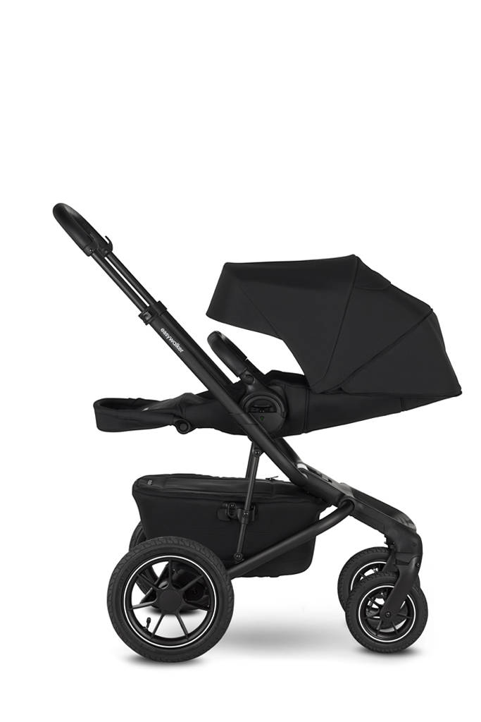 EASYWALKER Kočík kombinovaný Jimmey 2v1 Pepper Black LITE AIR.

Sme naozaj hrdí na to, že Vám môžeme predstaviť kočík, ktorý má
doslova všetko.
s Jimmeym.
ľahko ovládateľný a vhodný pre akékoľvek počasie.
kráčate v polovici leta alebo v zime v snehu, každá prechádzka
s Jimmeym je zábava.

 Kúpou
kočíka Easywalker získate celoživotnú záruku! !

 Záruku získate pri registrácii produktu na portáli Easywalker.
Registráciu je nutné uskutočniť do 6 mesiacov od jeho kúpy. 

Vlastnosti:


	čisté línie a elegantný vzhľad

	pohodlné, mäkké polstrované sedenie

	nosnosť športovej časti až do 22kg

	športovú časť možno nasadiť v smere aj proti
	smeru jazdy

	extra veľká strieška so sieťkou (UPF 50) a slnečnou clonou a vetraním
	pre všetky poveternostné podmienky

	striešku možno jednoducho nastaviť podľa aktuálních potrieb a
	poveternosnostných podmienok, žiadne zložité stláčanie gombíkov

	5bodový bezpečnosný pás s magnetickou sponou

	jednoduché skladanie a rozloženie kočíka

	možnosť zložiť konštrukciu spolu s nasadenou
	športovou časťou

	opierku chrbta možno jednoducho polohovať až do
	úplného ľahu

	opierka nôh je extra dlhá a tiež ju možné
	polohovať

	veľký, uzatvárateľný spodný košík s rukoväťami, ktorý sa môže
	ľahko pripnúť a odopúť od kočíka, čo vám umožní použiť spodný
	košík aj na nákup

	tkaniny sú vyrobné s recyklovaných PET fliaš

	gumové kolesá odolné voči prepichnutiu s odpružením a
	vlastnosťami, ktoré pripomínajú nafukovacie kolieska

	súčasťou sú tiež nafukovacie kolesá vhodné do
	akéhokoľvek terénu

	predné kolieska s možnoťou aretácie, majú tiež pre vylepšené
	použitie systém „memory lock“, čiže kolieska sa jednoducho uzamknú
	v akejkoľvek pozícii

	vďaka vysoko položenej športovej časti, je Jimmey ideálny aj pre
	každého vysokého rodiča

	veľkou výhodou je tiež teleskopická rukoväť bez obmedzení, je len na
	vás akú výšku práve potrebujete, Easywalker pre vás vyrobil „rukoväť
	na mieru“

	jedinečný systém doplnkov na madle

	možnosť tiež dokúpiť výškové adaptéry, adaptéry k autosedačke a
	takisto rôzne príslušenstvo


Easywalker je značka, ktorú ste si mnohí obľúbili a my sme vám
vďační za vašu priazeň.
budúcnosti našej planéty.
pre budúce generácie.
prispieť k jej prosperite a udržateľnosti.

Vďaka vysokokvalitným materiálom a modernému dizajnu našich produktov,
Vám naše produkty vydržia celý život.
k zavedeniu celoživotnej záruky.
berie udržateľnosť o krok ďalej: Poťah matraca je vyrobený z trvalo
udržateľných tkanín TencelTM.
použiť ako na športovej časti, tak aj na hlbokej vaničke kočíka.

Technické parametry:


	výška rukoväte: 99 – 113 cm

	hmotnosť konštrukcie: 8,8 kg

	hmotnosť sedačky: 4,15 kg

	rozmery rozločeného kočíka (so športovou časťou):
	96 × 61 × 113 cm

	rozmery rozloženého kočíka (s vaničkou): 96 × 61 × 118 cm

	rozmery po zložení: 78 × 61 × 32 cm

	rozmery po zložení so športovou časťou: 85 × 61 × 40 cm


Hlboká vanička Easywalker Jimmey zaistí vášmu dieťaťu
pohodlnú jazdu bez ohľadu na počasie.
rám kočíka Jimmey.
Súčasťou je tiež antirefluxný systém na vaničke, pričom je extra
jednoduché ho použiť.

Na povrchu matraca je Tencel TM.
prírodné, je extrahované zo surovín rostlinného pôvodu.
vlákien je osvedčený a je mimoriadne šetrný k životnému prostrediu
vďaka systému uzavretej slučky.

Tencel TM má tieto základné vlastnosti:


	Prírodný termoregulátor: chladný a suchý pocit
	termoregulácie, ktorý vytvára, poskytuje výslovne upokojujúci pocit
	na koži.

	Priateľský k pokožke: tencel TM vyniká hlavne pre
	svoju mäkkosť.

	Vysoko priedušný: prúdenie vzduchu dovnútra a von
	zabráni zadržiavaniu tepla.

	Vysoko kvalitný: jeho jedinečné fyzikálne vlastnosti
	vedú k jeho vysokej odolnosti.

	Nízky rast baktérií: vlhkosť sa okamžite prepravuje do
	vnútra vlákna a tým zabraňuje rastu baktérií.


XL slnečnú striešku, ktorú je nutné dokúpiť zvlášť, možno
používať v niekoľkých polohách a vnútro je vybavené mäkkým
polstrovaním, ktoré sa ľahko čistí.

Hlboká vanička je vhodná pre deti do 9kg

Rozmery:


	Rozmery vonkajšie: 83 × 46 cm

	Rozmery vnútorné: 80 × 34 cm

	Rozmery matraca: 79 × 34 × 3 cm


Kočík je s pomocou adaptérov kompatibilný s autosedačkami
rôznych značiek.
adaptérmi nájdete tu

Príslušenstvo na dokúpenie:


	set výškových adaptérov ku kočíku
	Harvey/Jimmey

	set adaptérov na autosedačku ku kočíku
	Harvey/Jimmey

	moskytiéra na vaničku
	Jimmey/Harvey5/Roc­key

	moskytiéra na športovú časť
	Jimmey/Harvey5

	pláštenka na športovú časť
	Jimmey

	t