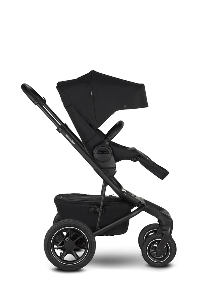 EASYWALKER Kočík kombinovaný Jimmey 2v1 Pepper Black LITE AIR.

Sme naozaj hrdí na to, že Vám môžeme predstaviť kočík, ktorý má
doslova všetko.
s Jimmeym.
ľahko ovládateľný a vhodný pre akékoľvek počasie.
kráčate v polovici leta alebo v zime v snehu, každá prechádzka
s Jimmeym je zábava.

 Kúpou
kočíka Easywalker získate celoživotnú záruku! !

 Záruku získate pri registrácii produktu na portáli Easywalker.
Registráciu je nutné uskutočniť do 6 mesiacov od jeho kúpy. 

Vlastnosti:


	čisté línie a elegantný vzhľad

	pohodlné, mäkké polstrované sedenie

	nosnosť športovej časti až do 22kg

	športovú časť možno nasadiť v smere aj proti
	smeru jazdy

	extra veľká strieška so sieťkou (UPF 50) a slnečnou clonou a vetraním
	pre všetky poveternostné podmienky

	striešku možno jednoducho nastaviť podľa aktuálních potrieb a
	poveternosnostných podmienok, žiadne zložité stláčanie gombíkov

	5bodový bezpečnosný pás s magnetickou sponou

	jednoduché skladanie a rozloženie kočíka

	možnosť zložiť konštrukciu spolu s nasadenou
	športovou časťou

	opierku chrbta možno jednoducho polohovať až do
	úplného ľahu

	opierka nôh je extra dlhá a tiež ju možné
	polohovať

	veľký, uzatvárateľný spodný košík s rukoväťami, ktorý sa môže
	ľahko pripnúť a odopúť od kočíka, čo vám umožní použiť spodný
	košík aj na nákup

	tkaniny sú vyrobné s recyklovaných PET fliaš

	gumové kolesá odolné voči prepichnutiu s odpružením a
	vlastnosťami, ktoré pripomínajú nafukovacie kolieska

	súčasťou sú tiež nafukovacie kolesá vhodné do
	akéhokoľvek terénu

	predné kolieska s možnoťou aretácie, majú tiež pre vylepšené
	použitie systém „memory lock“, čiže kolieska sa jednoducho uzamknú
	v akejkoľvek pozícii

	vďaka vysoko položenej športovej časti, je Jimmey ideálny aj pre
	každého vysokého rodiča

	veľkou výhodou je tiež teleskopická rukoväť bez obmedzení, je len na
	vás akú výšku práve potrebujete, Easywalker pre vás vyrobil „rukoväť
	na mieru“

	jedinečný systém doplnkov na madle

	možnosť tiež dokúpiť výškové adaptéry, adaptéry k autosedačke a
	takisto rôzne príslušenstvo


Easywalker je značka, ktorú ste si mnohí obľúbili a my sme vám
vďační za vašu priazeň.
budúcnosti našej planéty.
pre budúce generácie.
prispieť k jej prosperite a udržateľnosti.

Vďaka vysokokvalitným materiálom a modernému dizajnu našich produktov,
Vám naše produkty vydržia celý život.
k zavedeniu celoživotnej záruky.
berie udržateľnosť o krok ďalej: Poťah matraca je vyrobený z trvalo
udržateľných tkanín TencelTM.
použiť ako na športovej časti, tak aj na hlbokej vaničke kočíka.

Technické parametry:


	výška rukoväte: 99 – 113 cm

	hmotnosť konštrukcie: 8,8 kg

	hmotnosť sedačky: 4,15 kg

	rozmery rozločeného kočíka (so športovou časťou):
	96 × 61 × 113 cm

	rozmery rozloženého kočíka (s vaničkou): 96 × 61 × 118 cm

	rozmery po zložení: 78 × 61 × 32 cm

	rozmery po zložení so športovou časťou: 85 × 61 × 40 cm


Hlboká vanička Easywalker Jimmey zaistí vášmu dieťaťu
pohodlnú jazdu bez ohľadu na počasie.
rám kočíka Jimmey.
Súčasťou je tiež antirefluxný systém na vaničke, pričom je extra
jednoduché ho použiť.

Na povrchu matraca je Tencel TM.
prírodné, je extrahované zo surovín rostlinného pôvodu.
vlákien je osvedčený a je mimoriadne šetrný k životnému prostrediu
vďaka systému uzavretej slučky.

Tencel TM má tieto základné vlastnosti:


	Prírodný termoregulátor: chladný a suchý pocit
	termoregulácie, ktorý vytvára, poskytuje výslovne upokojujúci pocit
	na koži.

	Priateľský k pokožke: tencel TM vyniká hlavne pre
	svoju mäkkosť.

	Vysoko priedušný: prúdenie vzduchu dovnútra a von
	zabráni zadržiavaniu tepla.

	Vysoko kvalitný: jeho jedinečné fyzikálne vlastnosti
	vedú k jeho vysokej odolnosti.

	Nízky rast baktérií: vlhkosť sa okamžite prepravuje do
	vnútra vlákna a tým zabraňuje rastu baktérií.


XL slnečnú striešku, ktorú je nutné dokúpiť zvlášť, možno
používať v niekoľkých polohách a vnútro je vybavené mäkkým
polstrovaním, ktoré sa ľahko čistí.

Hlboká vanička je vhodná pre deti do 9kg

Rozmery:


	Rozmery vonkajšie: 83 × 46 cm

	Rozmery vnútorné: 80 × 34 cm

	Rozmery matraca: 79 × 34 × 3 cm


Kočík je s pomocou adaptérov kompatibilný s autosedačkami
rôznych značiek.
adaptérmi nájdete tu

Príslušenstvo na dokúpenie:


	set výškových adaptérov ku kočíku
	Harvey/Jimmey

	set adaptérov na autosedačku ku kočíku
	Harvey/Jimmey

	moskytiéra na vaničku
	Jimmey/Harvey5/Roc­key

	moskytiéra na športovú časť
	Jimmey/Harvey5

	pláštenka na športovú časť
	Jimmey

	t