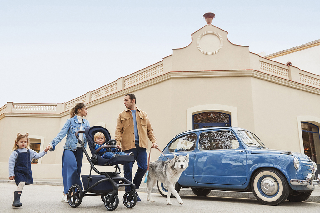 EASYWALKER Kočík kombinovaný Jimmey 2v1 Pepper Black LITE AIR.

Sme naozaj hrdí na to, že Vám môžeme predstaviť kočík, ktorý má
doslova všetko.
s Jimmeym.
ľahko ovládateľný a vhodný pre akékoľvek počasie.
kráčate v polovici leta alebo v zime v snehu, každá prechádzka
s Jimmeym je zábava.

 Kúpou
kočíka Easywalker získate celoživotnú záruku! !

 Záruku získate pri registrácii produktu na portáli Easywalker.
Registráciu je nutné uskutočniť do 6 mesiacov od jeho kúpy. 

Vlastnosti:


	čisté línie a elegantný vzhľad

	pohodlné, mäkké polstrované sedenie

	nosnosť športovej časti až do 22kg

	športovú časť možno nasadiť v smere aj proti
	smeru jazdy

	extra veľká strieška so sieťkou (UPF 50) a slnečnou clonou a vetraním
	pre všetky poveternostné podmienky

	striešku možno jednoducho nastaviť podľa aktuálních potrieb a
	poveternosnostných podmienok, žiadne zložité stláčanie gombíkov

	5bodový bezpečnosný pás s magnetickou sponou

	jednoduché skladanie a rozloženie kočíka

	možnosť zložiť konštrukciu spolu s nasadenou
	športovou časťou

	opierku chrbta možno jednoducho polohovať až do
	úplného ľahu

	opierka nôh je extra dlhá a tiež ju možné
	polohovať

	veľký, uzatvárateľný spodný košík s rukoväťami, ktorý sa môže
	ľahko pripnúť a odopúť od kočíka, čo vám umožní použiť spodný
	košík aj na nákup

	tkaniny sú vyrobné s recyklovaných PET fliaš

	gumové kolesá odolné voči prepichnutiu s odpružením a
	vlastnosťami, ktoré pripomínajú nafukovacie kolieska

	súčasťou sú tiež nafukovacie kolesá vhodné do
	akéhokoľvek terénu

	predné kolieska s možnoťou aretácie, majú tiež pre vylepšené
	použitie systém „memory lock“, čiže kolieska sa jednoducho uzamknú
	v akejkoľvek pozícii

	vďaka vysoko položenej športovej časti, je Jimmey ideálny aj pre
	každého vysokého rodiča

	veľkou výhodou je tiež teleskopická rukoväť bez obmedzení, je len na
	vás akú výšku práve potrebujete, Easywalker pre vás vyrobil „rukoväť
	na mieru“

	jedinečný systém doplnkov na madle

	možnosť tiež dokúpiť výškové adaptéry, adaptéry k autosedačke a
	takisto rôzne príslušenstvo


Easywalker je značka, ktorú ste si mnohí obľúbili a my sme vám
vďační za vašu priazeň.
budúcnosti našej planéty.
pre budúce generácie.
prispieť k jej prosperite a udržateľnosti.

Vďaka vysokokvalitným materiálom a modernému dizajnu našich produktov,
Vám naše produkty vydržia celý život.
k zavedeniu celoživotnej záruky.
berie udržateľnosť o krok ďalej: Poťah matraca je vyrobený z trvalo
udržateľných tkanín TencelTM.
použiť ako na športovej časti, tak aj na hlbokej vaničke kočíka.

Technické parametry:


	výška rukoväte: 99 – 113 cm

	hmotnosť konštrukcie: 8,8 kg

	hmotnosť sedačky: 4,15 kg

	rozmery rozločeného kočíka (so športovou časťou):
	96 × 61 × 113 cm

	rozmery rozloženého kočíka (s vaničkou): 96 × 61 × 118 cm

	rozmery po zložení: 78 × 61 × 32 cm

	rozmery po zložení so športovou časťou: 85 × 61 × 40 cm


Hlboká vanička Easywalker Jimmey zaistí vášmu dieťaťu
pohodlnú jazdu bez ohľadu na počasie.
rám kočíka Jimmey.
Súčasťou je tiež antirefluxný systém na vaničke, pričom je extra
jednoduché ho použiť.

Na povrchu matraca je Tencel TM.
prírodné, je extrahované zo surovín rostlinného pôvodu.
vlákien je osvedčený a je mimoriadne šetrný k životnému prostrediu
vďaka systému uzavretej slučky.

Tencel TM má tieto základné vlastnosti:


	Prírodný termoregulátor: chladný a suchý pocit
	termoregulácie, ktorý vytvára, poskytuje výslovne upokojujúci pocit
	na koži.

	Priateľský k pokožke: tencel TM vyniká hlavne pre
	svoju mäkkosť.

	Vysoko priedušný: prúdenie vzduchu dovnútra a von
	zabráni zadržiavaniu tepla.

	Vysoko kvalitný: jeho jedinečné fyzikálne vlastnosti
	vedú k jeho vysokej odolnosti.

	Nízky rast baktérií: vlhkosť sa okamžite prepravuje do
	vnútra vlákna a tým zabraňuje rastu baktérií.


XL slnečnú striešku, ktorú je nutné dokúpiť zvlášť, možno
používať v niekoľkých polohách a vnútro je vybavené mäkkým
polstrovaním, ktoré sa ľahko čistí.

Hlboká vanička je vhodná pre deti do 9kg

Rozmery:


	Rozmery vonkajšie: 83 × 46 cm

	Rozmery vnútorné: 80 × 34 cm

	Rozmery matraca: 79 × 34 × 3 cm


Kočík je s pomocou adaptérov kompatibilný s autosedačkami
rôznych značiek.
adaptérmi nájdete tu

Príslušenstvo na dokúpenie:


	set výškových adaptérov ku kočíku
	Harvey/Jimmey

	set adaptérov na autosedačku ku kočíku
	Harvey/Jimmey

	moskytiéra na vaničku
	Jimmey/Harvey5/Roc­key

	moskytiéra na športovú časť
	Jimmey/Harvey5

	pláštenka na športovú časť
	Jimmey

	t