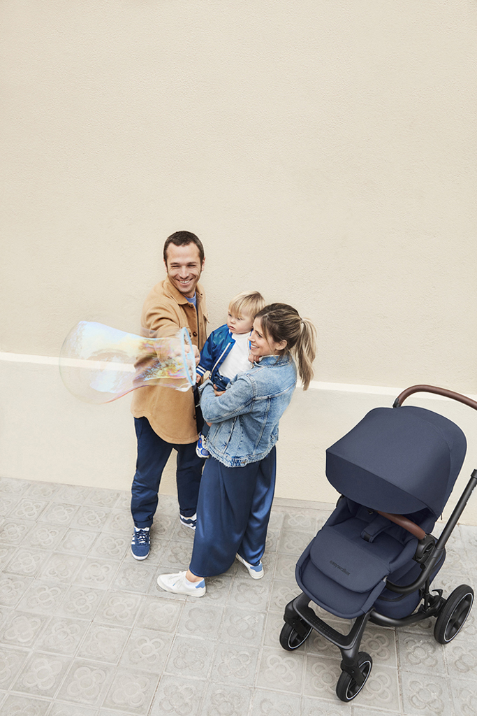 EASYWALKER Kočík kombinovaný Jimmey 2v1 Pepper Black LITE AIR.

Sme naozaj hrdí na to, že Vám môžeme predstaviť kočík, ktorý má
doslova všetko.
s Jimmeym.
ľahko ovládateľný a vhodný pre akékoľvek počasie.
kráčate v polovici leta alebo v zime v snehu, každá prechádzka
s Jimmeym je zábava.

 Kúpou
kočíka Easywalker získate celoživotnú záruku! !

 Záruku získate pri registrácii produktu na portáli Easywalker.
Registráciu je nutné uskutočniť do 6 mesiacov od jeho kúpy. 

Vlastnosti:


	čisté línie a elegantný vzhľad

	pohodlné, mäkké polstrované sedenie

	nosnosť športovej časti až do 22kg

	športovú časť možno nasadiť v smere aj proti
	smeru jazdy

	extra veľká strieška so sieťkou (UPF 50) a slnečnou clonou a vetraním
	pre všetky poveternostné podmienky

	striešku možno jednoducho nastaviť podľa aktuálních potrieb a
	poveternosnostných podmienok, žiadne zložité stláčanie gombíkov

	5bodový bezpečnosný pás s magnetickou sponou

	jednoduché skladanie a rozloženie kočíka

	možnosť zložiť konštrukciu spolu s nasadenou
	športovou časťou

	opierku chrbta možno jednoducho polohovať až do
	úplného ľahu

	opierka nôh je extra dlhá a tiež ju možné
	polohovať

	veľký, uzatvárateľný spodný košík s rukoväťami, ktorý sa môže
	ľahko pripnúť a odopúť od kočíka, čo vám umožní použiť spodný
	košík aj na nákup

	tkaniny sú vyrobné s recyklovaných PET fliaš

	gumové kolesá odolné voči prepichnutiu s odpružením a
	vlastnosťami, ktoré pripomínajú nafukovacie kolieska

	súčasťou sú tiež nafukovacie kolesá vhodné do
	akéhokoľvek terénu

	predné kolieska s možnoťou aretácie, majú tiež pre vylepšené
	použitie systém „memory lock“, čiže kolieska sa jednoducho uzamknú
	v akejkoľvek pozícii

	vďaka vysoko položenej športovej časti, je Jimmey ideálny aj pre
	každého vysokého rodiča

	veľkou výhodou je tiež teleskopická rukoväť bez obmedzení, je len na
	vás akú výšku práve potrebujete, Easywalker pre vás vyrobil „rukoväť
	na mieru“

	jedinečný systém doplnkov na madle

	možnosť tiež dokúpiť výškové adaptéry, adaptéry k autosedačke a
	takisto rôzne príslušenstvo


Easywalker je značka, ktorú ste si mnohí obľúbili a my sme vám
vďační za vašu priazeň.
budúcnosti našej planéty.
pre budúce generácie.
prispieť k jej prosperite a udržateľnosti.

Vďaka vysokokvalitným materiálom a modernému dizajnu našich produktov,
Vám naše produkty vydržia celý život.
k zavedeniu celoživotnej záruky.
berie udržateľnosť o krok ďalej: Poťah matraca je vyrobený z trvalo
udržateľných tkanín TencelTM.
použiť ako na športovej časti, tak aj na hlbokej vaničke kočíka.

Technické parametry:


	výška rukoväte: 99 – 113 cm

	hmotnosť konštrukcie: 8,8 kg

	hmotnosť sedačky: 4,15 kg

	rozmery rozločeného kočíka (so športovou časťou):
	96 × 61 × 113 cm

	rozmery rozloženého kočíka (s vaničkou): 96 × 61 × 118 cm

	rozmery po zložení: 78 × 61 × 32 cm

	rozmery po zložení so športovou časťou: 85 × 61 × 40 cm


Hlboká vanička Easywalker Jimmey zaistí vášmu dieťaťu
pohodlnú jazdu bez ohľadu na počasie.
rám kočíka Jimmey.
Súčasťou je tiež antirefluxný systém na vaničke, pričom je extra
jednoduché ho použiť.

Na povrchu matraca je Tencel TM.
prírodné, je extrahované zo surovín rostlinného pôvodu.
vlákien je osvedčený a je mimoriadne šetrný k životnému prostrediu
vďaka systému uzavretej slučky.

Tencel TM má tieto základné vlastnosti:


	Prírodný termoregulátor: chladný a suchý pocit
	termoregulácie, ktorý vytvára, poskytuje výslovne upokojujúci pocit
	na koži.

	Priateľský k pokožke: tencel TM vyniká hlavne pre
	svoju mäkkosť.

	Vysoko priedušný: prúdenie vzduchu dovnútra a von
	zabráni zadržiavaniu tepla.

	Vysoko kvalitný: jeho jedinečné fyzikálne vlastnosti
	vedú k jeho vysokej odolnosti.

	Nízky rast baktérií: vlhkosť sa okamžite prepravuje do
	vnútra vlákna a tým zabraňuje rastu baktérií.


XL slnečnú striešku, ktorú je nutné dokúpiť zvlášť, možno
používať v niekoľkých polohách a vnútro je vybavené mäkkým
polstrovaním, ktoré sa ľahko čistí.

Hlboká vanička je vhodná pre deti do 9kg

Rozmery:


	Rozmery vonkajšie: 83 × 46 cm

	Rozmery vnútorné: 80 × 34 cm

	Rozmery matraca: 79 × 34 × 3 cm


Kočík je s pomocou adaptérov kompatibilný s autosedačkami
rôznych značiek.
adaptérmi nájdete tu

Príslušenstvo na dokúpenie:


	set výškových adaptérov ku kočíku
	Harvey/Jimmey

	set adaptérov na autosedačku ku kočíku
	Harvey/Jimmey

	moskytiéra na vaničku
	Jimmey/Harvey5/Roc­key

	moskytiéra na športovú časť
	Jimmey/Harvey5

	pláštenka na športovú časť
	Jimmey

	t