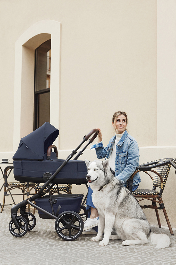 EASYWALKER Kočík kombinovaný Jimmey 2v1 Pepper Black LITE AIR.

Sme naozaj hrdí na to, že Vám môžeme predstaviť kočík, ktorý má
doslova všetko.
s Jimmeym.
ľahko ovládateľný a vhodný pre akékoľvek počasie.
kráčate v polovici leta alebo v zime v snehu, každá prechádzka
s Jimmeym je zábava.

 Kúpou
kočíka Easywalker získate celoživotnú záruku! !

 Záruku získate pri registrácii produktu na portáli Easywalker.
Registráciu je nutné uskutočniť do 6 mesiacov od jeho kúpy. 

Vlastnosti:


	čisté línie a elegantný vzhľad

	pohodlné, mäkké polstrované sedenie

	nosnosť športovej časti až do 22kg

	športovú časť možno nasadiť v smere aj proti
	smeru jazdy

	extra veľká strieška so sieťkou (UPF 50) a slnečnou clonou a vetraním
	pre všetky poveternostné podmienky

	striešku možno jednoducho nastaviť podľa aktuálních potrieb a
	poveternosnostných podmienok, žiadne zložité stláčanie gombíkov

	5bodový bezpečnosný pás s magnetickou sponou

	jednoduché skladanie a rozloženie kočíka

	možnosť zložiť konštrukciu spolu s nasadenou
	športovou časťou

	opierku chrbta možno jednoducho polohovať až do
	úplného ľahu

	opierka nôh je extra dlhá a tiež ju možné
	polohovať

	veľký, uzatvárateľný spodný košík s rukoväťami, ktorý sa môže
	ľahko pripnúť a odopúť od kočíka, čo vám umožní použiť spodný
	košík aj na nákup

	tkaniny sú vyrobné s recyklovaných PET fliaš

	gumové kolesá odolné voči prepichnutiu s odpružením a
	vlastnosťami, ktoré pripomínajú nafukovacie kolieska

	súčasťou sú tiež nafukovacie kolesá vhodné do
	akéhokoľvek terénu

	predné kolieska s možnoťou aretácie, majú tiež pre vylepšené
	použitie systém „memory lock“, čiže kolieska sa jednoducho uzamknú
	v akejkoľvek pozícii

	vďaka vysoko položenej športovej časti, je Jimmey ideálny aj pre
	každého vysokého rodiča

	veľkou výhodou je tiež teleskopická rukoväť bez obmedzení, je len na
	vás akú výšku práve potrebujete, Easywalker pre vás vyrobil „rukoväť
	na mieru“

	jedinečný systém doplnkov na madle

	možnosť tiež dokúpiť výškové adaptéry, adaptéry k autosedačke a
	takisto rôzne príslušenstvo


Easywalker je značka, ktorú ste si mnohí obľúbili a my sme vám
vďační za vašu priazeň.
budúcnosti našej planéty.
pre budúce generácie.
prispieť k jej prosperite a udržateľnosti.

Vďaka vysokokvalitným materiálom a modernému dizajnu našich produktov,
Vám naše produkty vydržia celý život.
k zavedeniu celoživotnej záruky.
berie udržateľnosť o krok ďalej: Poťah matraca je vyrobený z trvalo
udržateľných tkanín TencelTM.
použiť ako na športovej časti, tak aj na hlbokej vaničke kočíka.

Technické parametry:


	výška rukoväte: 99 – 113 cm

	hmotnosť konštrukcie: 8,8 kg

	hmotnosť sedačky: 4,15 kg

	rozmery rozločeného kočíka (so športovou časťou):
	96 × 61 × 113 cm

	rozmery rozloženého kočíka (s vaničkou): 96 × 61 × 118 cm

	rozmery po zložení: 78 × 61 × 32 cm

	rozmery po zložení so športovou časťou: 85 × 61 × 40 cm


Hlboká vanička Easywalker Jimmey zaistí vášmu dieťaťu
pohodlnú jazdu bez ohľadu na počasie.
rám kočíka Jimmey.
Súčasťou je tiež antirefluxný systém na vaničke, pričom je extra
jednoduché ho použiť.

Na povrchu matraca je Tencel TM.
prírodné, je extrahované zo surovín rostlinného pôvodu.
vlákien je osvedčený a je mimoriadne šetrný k životnému prostrediu
vďaka systému uzavretej slučky.

Tencel TM má tieto základné vlastnosti:


	Prírodný termoregulátor: chladný a suchý pocit
	termoregulácie, ktorý vytvára, poskytuje výslovne upokojujúci pocit
	na koži.

	Priateľský k pokožke: tencel TM vyniká hlavne pre
	svoju mäkkosť.

	Vysoko priedušný: prúdenie vzduchu dovnútra a von
	zabráni zadržiavaniu tepla.

	Vysoko kvalitný: jeho jedinečné fyzikálne vlastnosti
	vedú k jeho vysokej odolnosti.

	Nízky rast baktérií: vlhkosť sa okamžite prepravuje do
	vnútra vlákna a tým zabraňuje rastu baktérií.


XL slnečnú striešku, ktorú je nutné dokúpiť zvlášť, možno
používať v niekoľkých polohách a vnútro je vybavené mäkkým
polstrovaním, ktoré sa ľahko čistí.

Hlboká vanička je vhodná pre deti do 9kg

Rozmery:


	Rozmery vonkajšie: 83 × 46 cm

	Rozmery vnútorné: 80 × 34 cm

	Rozmery matraca: 79 × 34 × 3 cm


Kočík je s pomocou adaptérov kompatibilný s autosedačkami
rôznych značiek.
adaptérmi nájdete tu

Príslušenstvo na dokúpenie:


	set výškových adaptérov ku kočíku
	Harvey/Jimmey

	set adaptérov na autosedačku ku kočíku
	Harvey/Jimmey

	moskytiéra na vaničku
	Jimmey/Harvey5/Roc­key

	moskytiéra na športovú časť
	Jimmey/Harvey5

	pláštenka na športovú časť
	Jimmey

	t