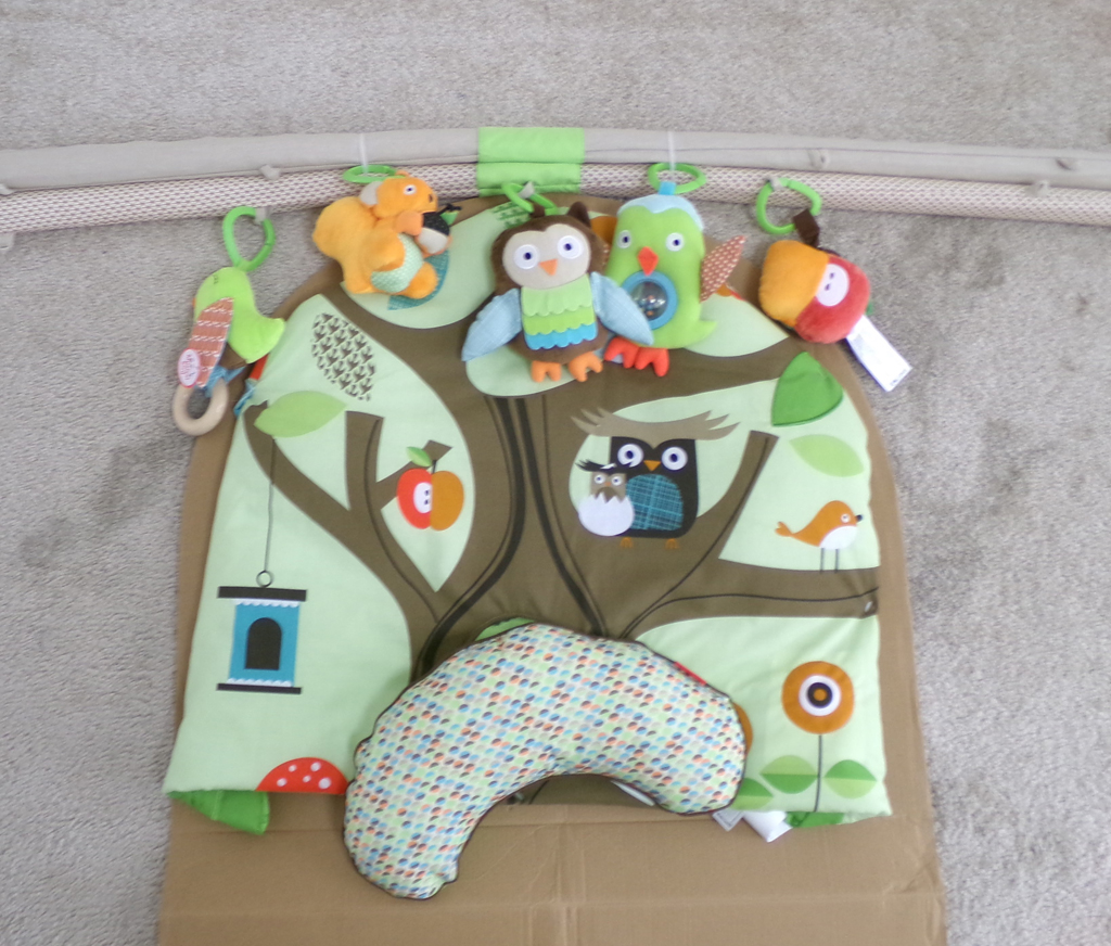 SKIP HOP Deka na hraní 5 hraček, polštářek Treetop Friends green-brown 0m+