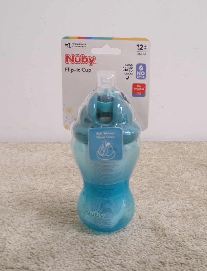 NUBY Hrneček netekoucí se sklápěcím brčkem a 360 ml, 12 m+ zelený